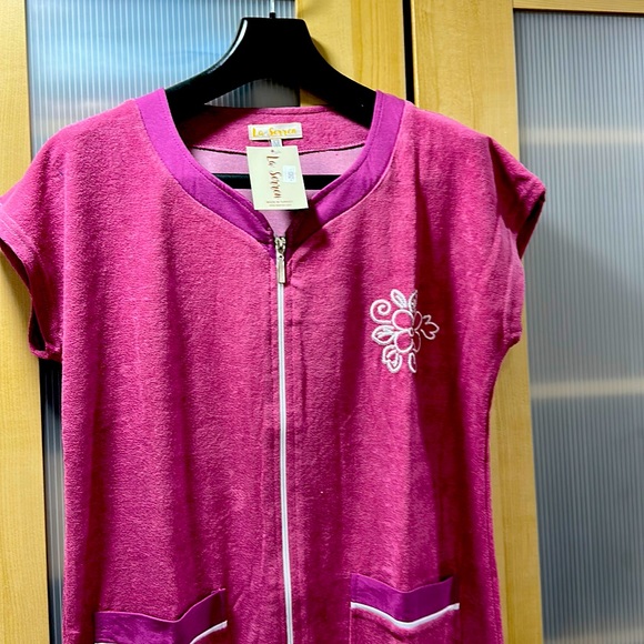 NWT. Robe. Size M - Picture 1 of 3